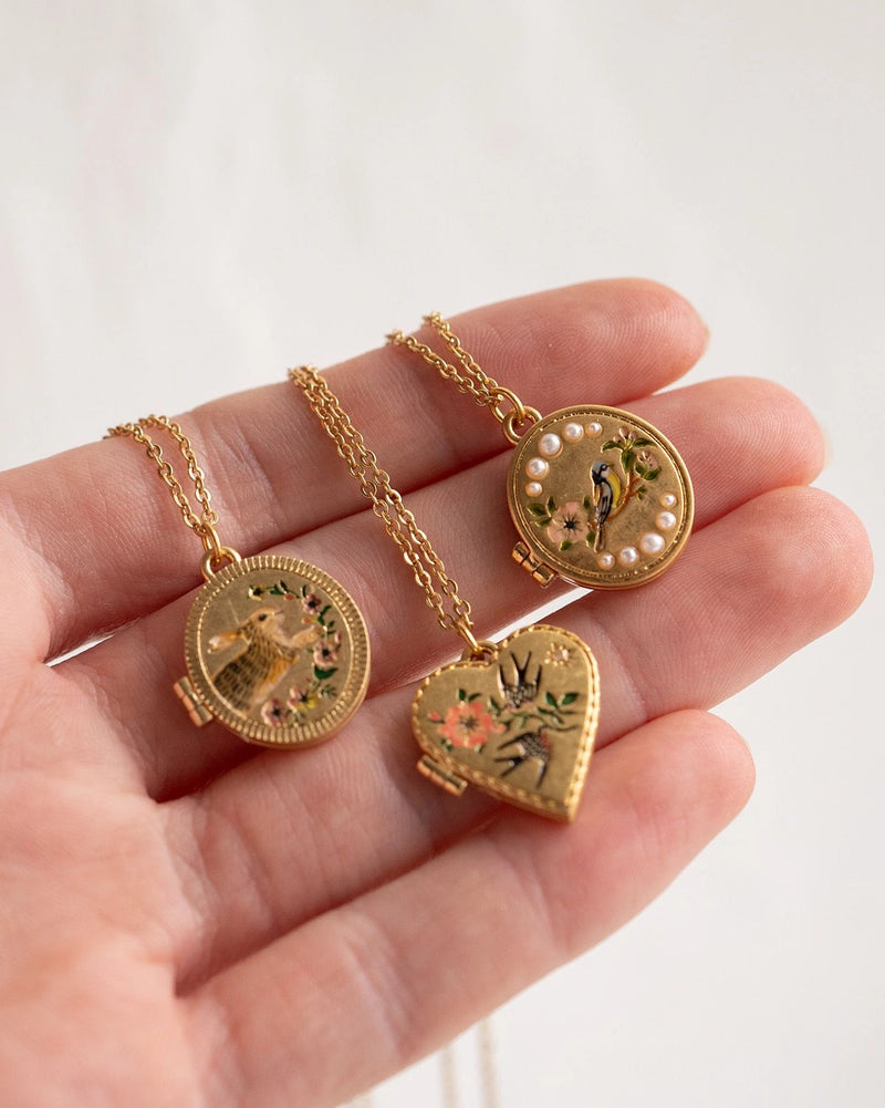 Collier Fable England – Médaillon Cœur fleuri et hirondelles en plaqué or