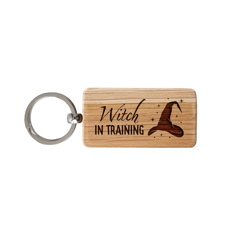 Porte-clés en bois gravé – “Witch in Training”