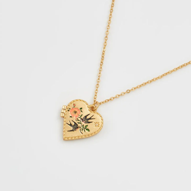 Collier Fable England – Médaillon Cœur fleuri et hirondelles en plaqué or