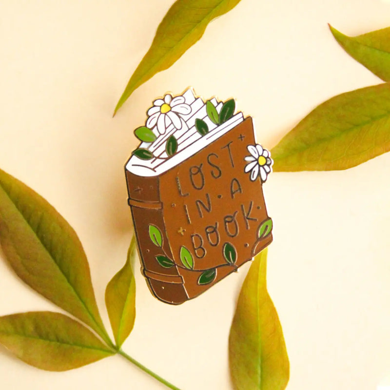 Pin’s émaillé "Lost in a Book" (Perdu dans un livre)