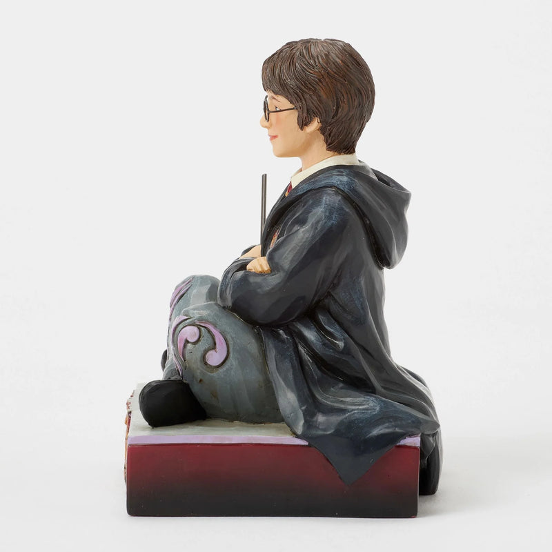 Figurine Harry Potter assis avec baguette – Collection Jim Shore