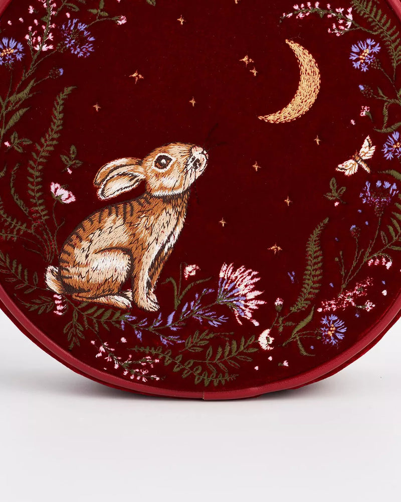 Sac bandoulière rouge Fable England – Lapin brodé & fleurs