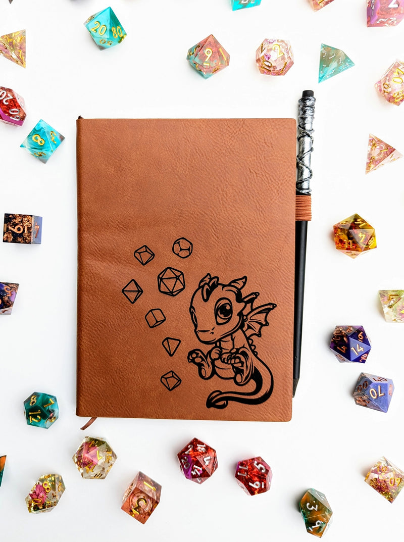 Carnet à pois avec Dragon et dés en cuir vegan