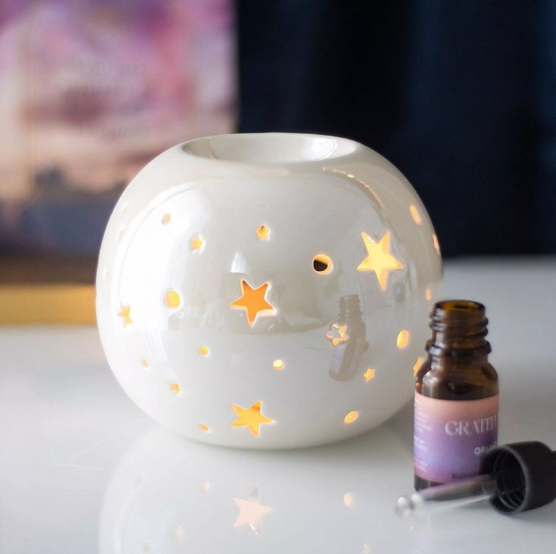 Brûle-parfum boule ajourée – Projections étoilées et douceur nocturne