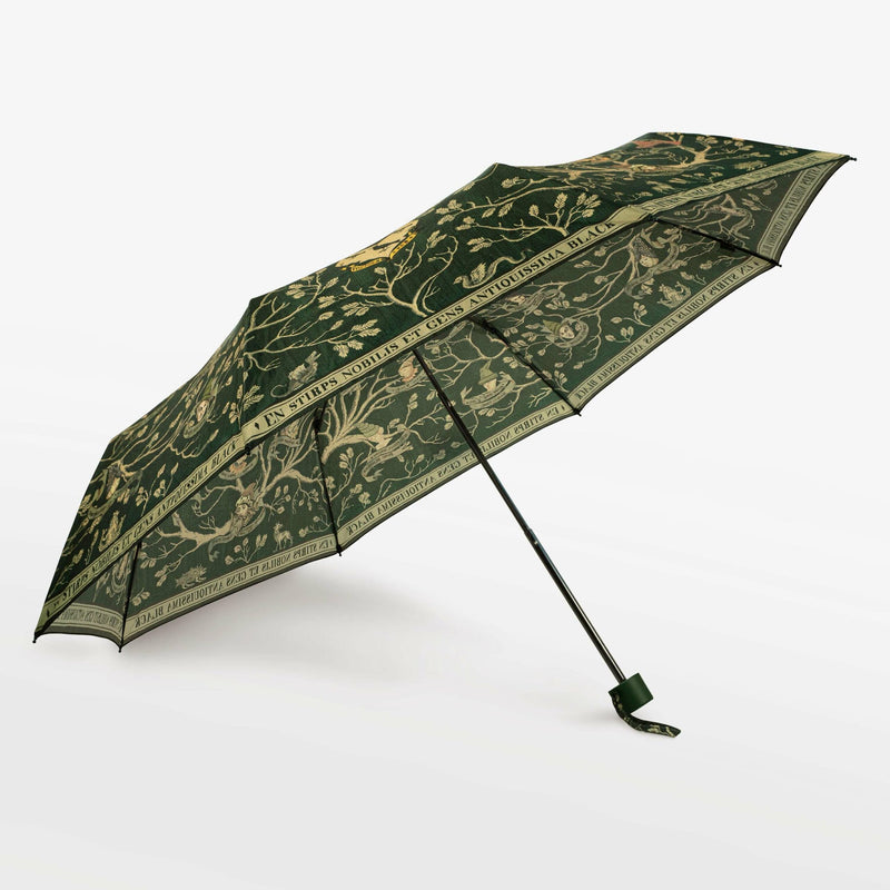parapluie vert foncé ouvert, avec le motif de l'arbre genealogique de la famille Black dans Harry Potter
