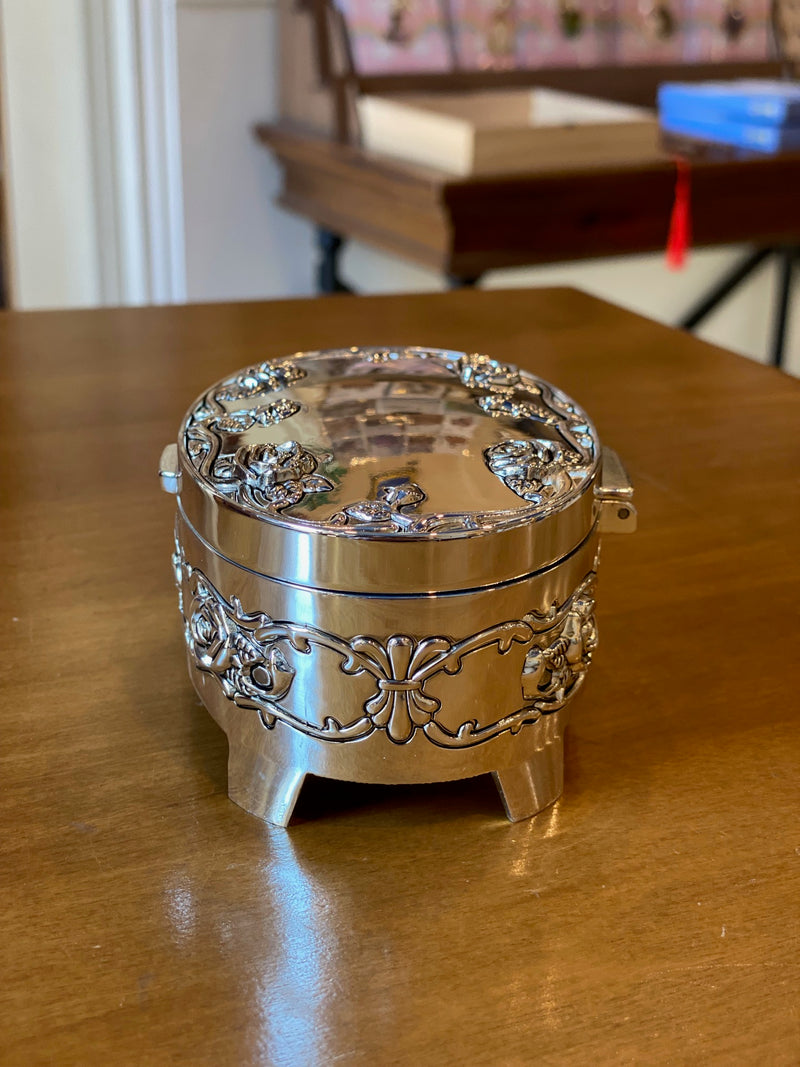 Boîte en métal style Belle et la Bête – Roses sculptées