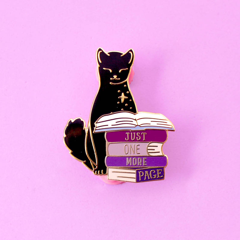 Pin's – Chat noir et pile de livres violets – “Just One More Page”