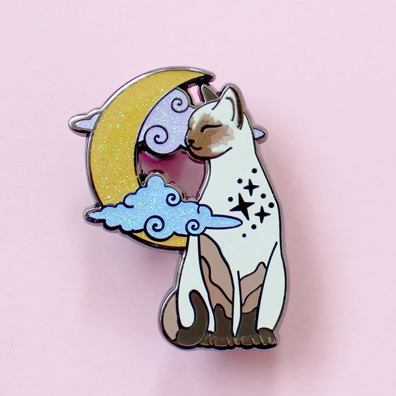 Pin’s Chat Siamois devant Lune Scintillante