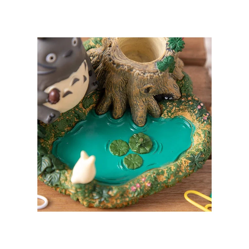 Porte-stylo Totoro – Scène du lac avec tronc d’arbre – Studio Ghibli