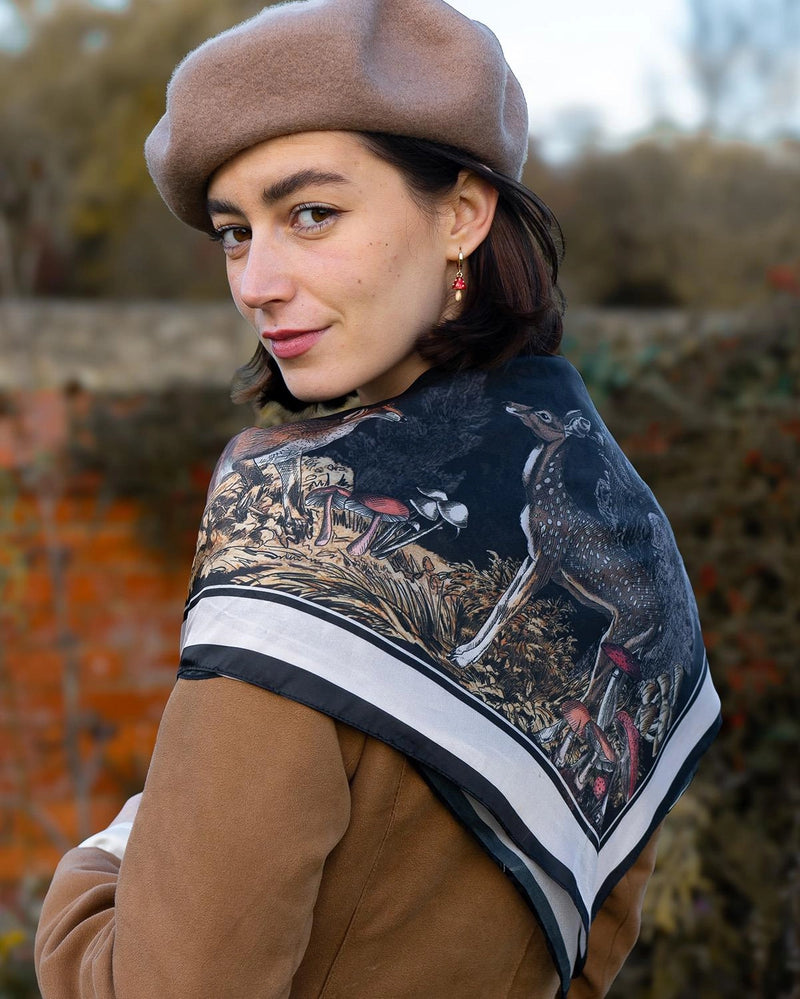 Foulard Fable England – Forêt nocturne avec renard et cerf