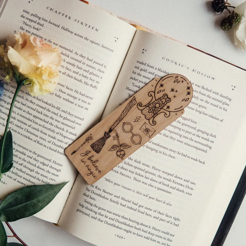 Marque-page en bois gravé "Je crois en la Magie"
