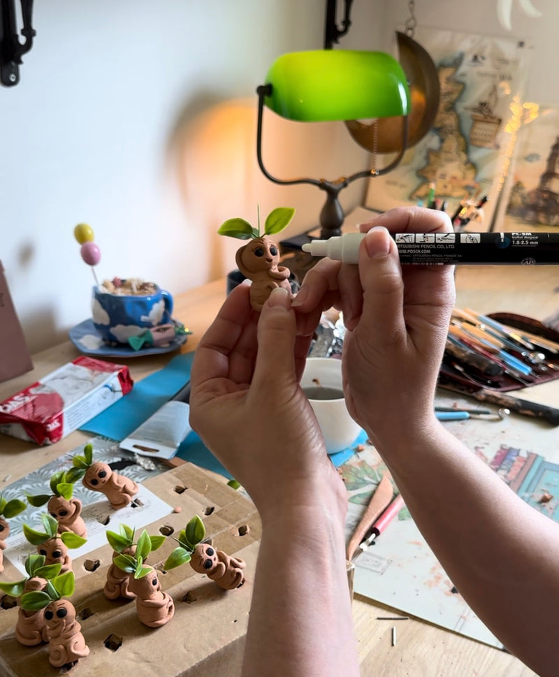 Image de présentation de mains fabriquant de petites créatures en argile