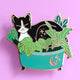 Pin’s Chat Noir dans un pot de Plantes