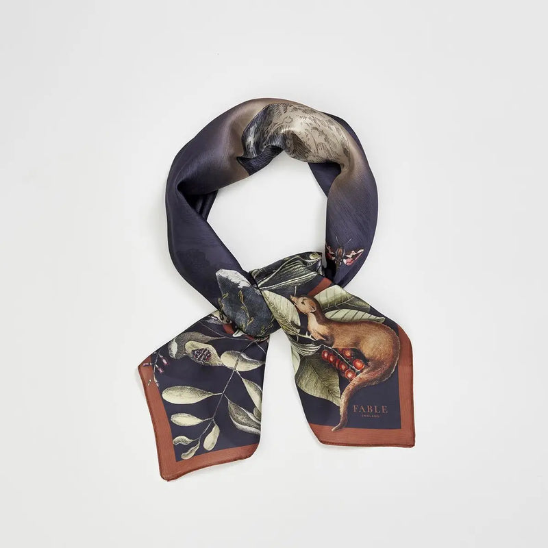Foulard Fable England – Forêt au clair de lune, loup et végétation nocturne
