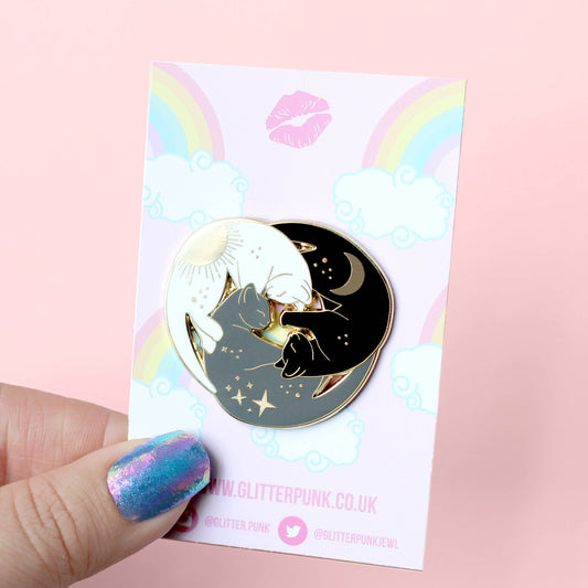 Pin’s Trio de Chats – Soleil, Lune & Étoiles