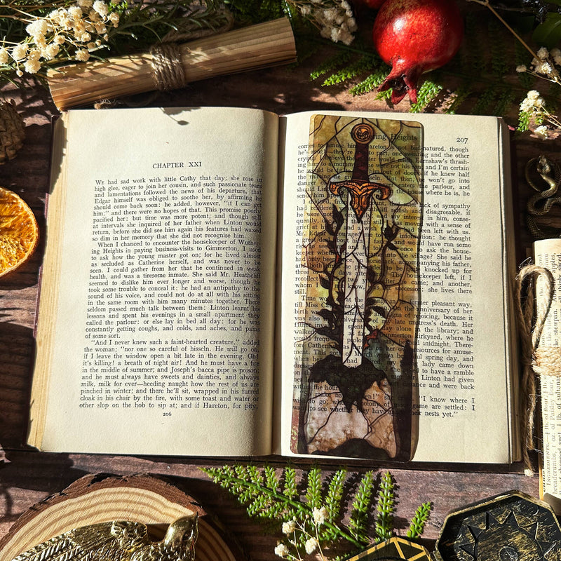 Marque-page vitrail  – Épée légendaire Excalibur – Collection Sonnet & Fable