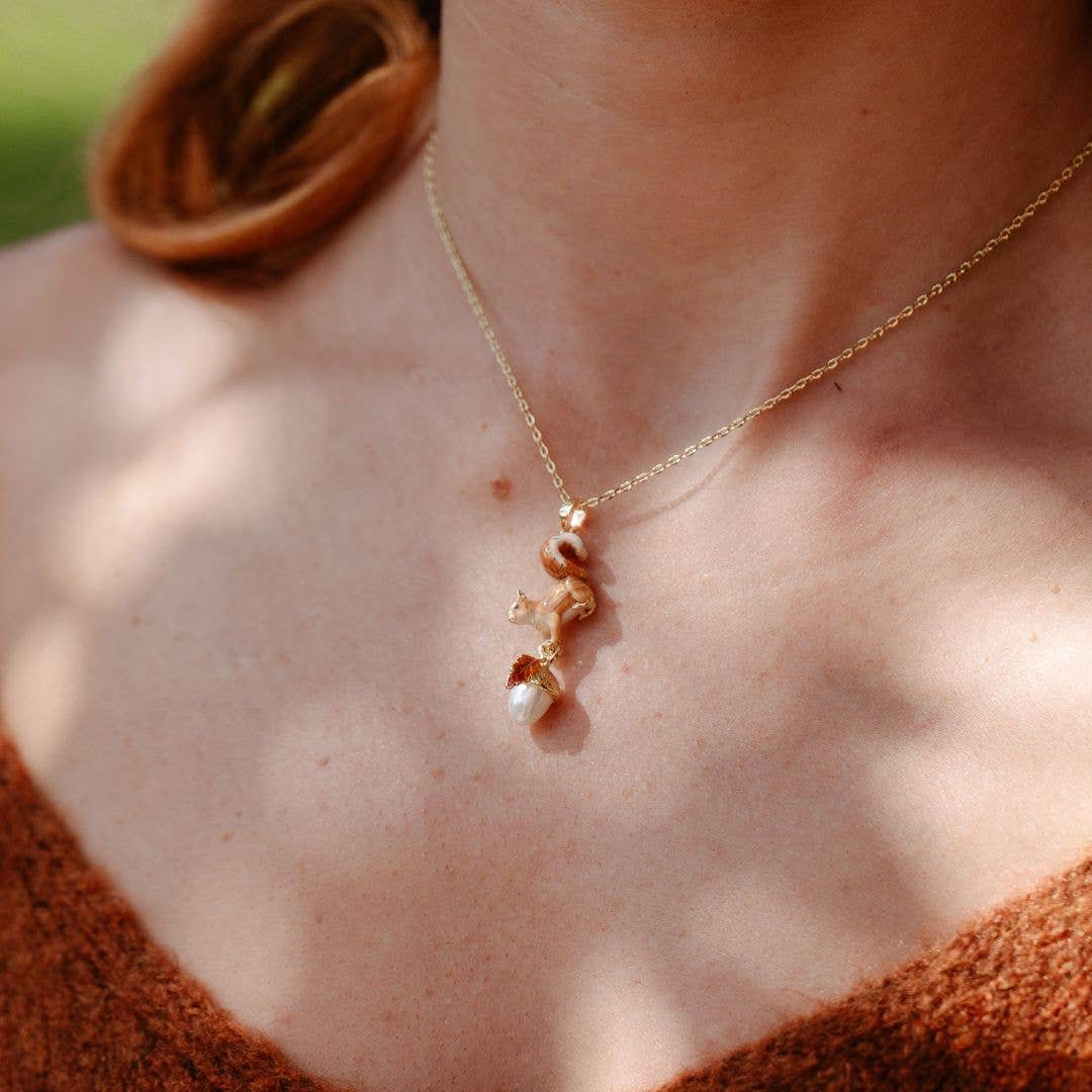 Collier Bill Skinner – Écureuil & Gland Plaqué Or – Pendentif Émaillé