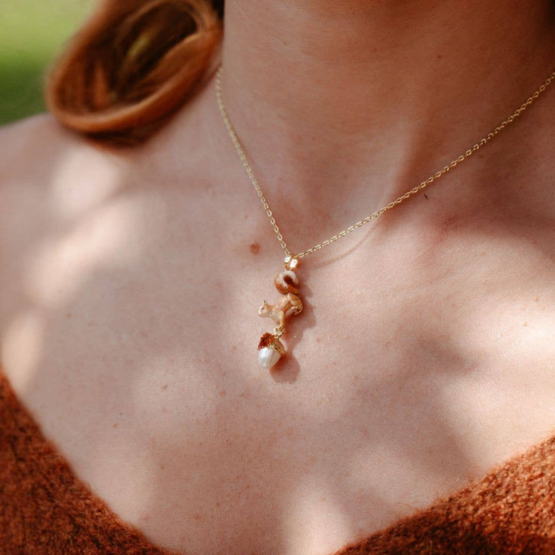 Collier Bill Skinner – Écureuil & Gland Plaqué Or – Pendentif Émaillé