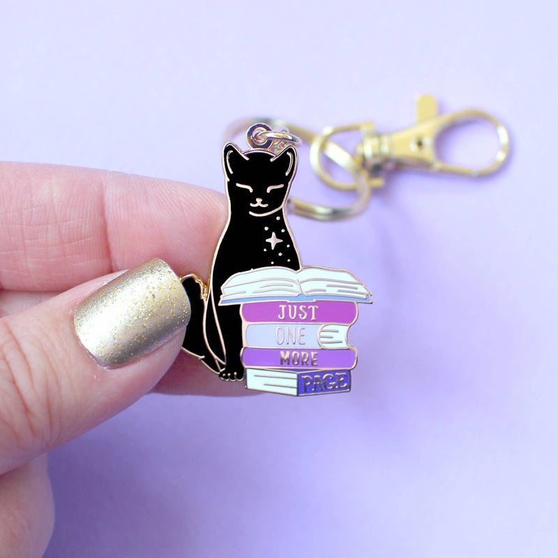 Porte-clé doré – Chat noir & livres "Juste une page de plus"