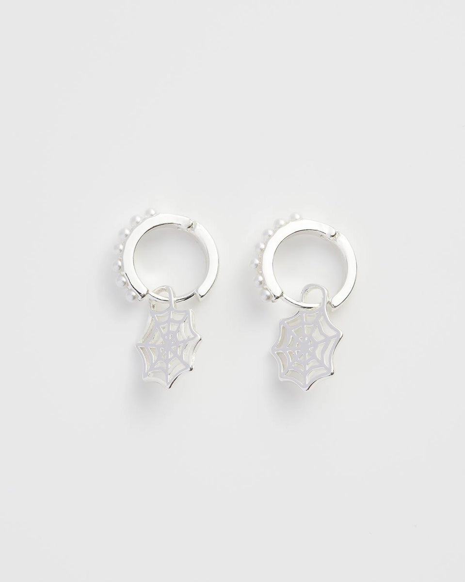 Boucles d’oreilles Fable England – Créoles plaqué argent et pendentif toile d’araignée