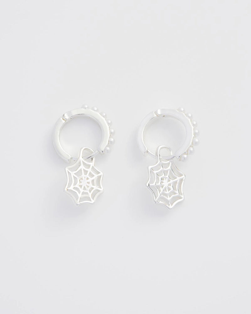Boucles d’oreilles Fable England – Créoles plaqué argent et pendentif toile d’araignée