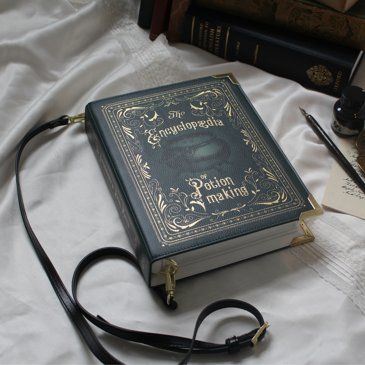 Sac à main L’Encyclopédie de la Fabrication de Potions – Sac livre vert style grimoire