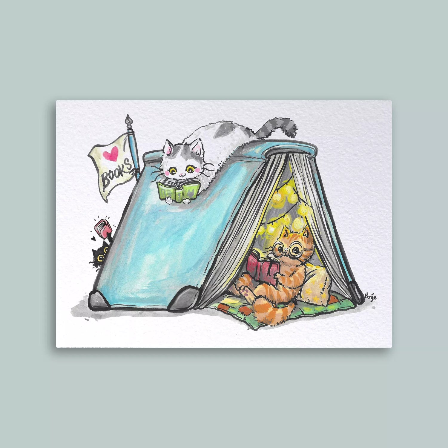 Carte postale – Chats lecteurs sous une tente de livres