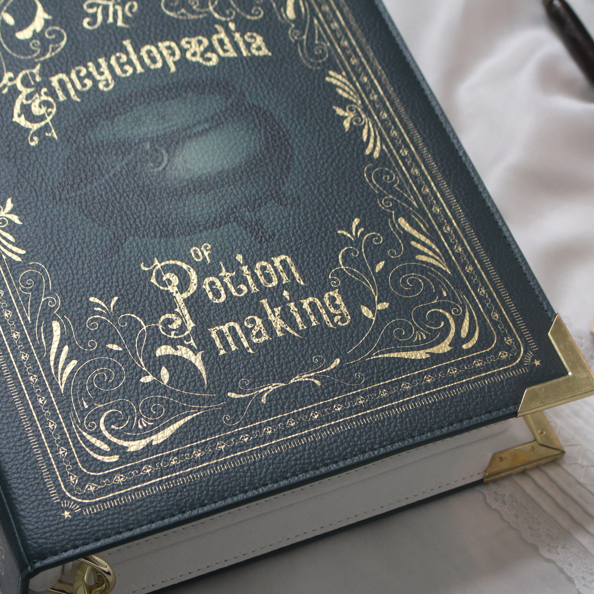 Sac à main L’Encyclopédie de la Fabrication de Potions – Sac livre vert style grimoire