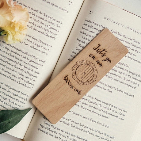 Marque-page en bois gravé “Let’s Go on an Adventure”