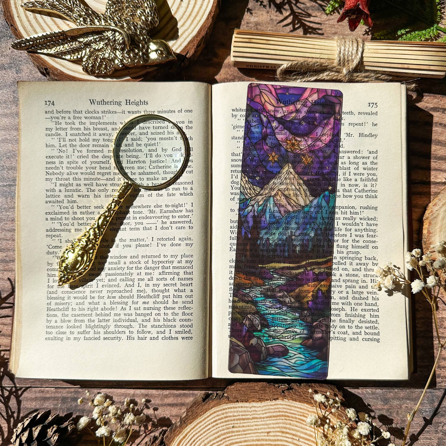 Marque-page vitrail – Montagne sous les étoiles – Collection Sonnet & Fable