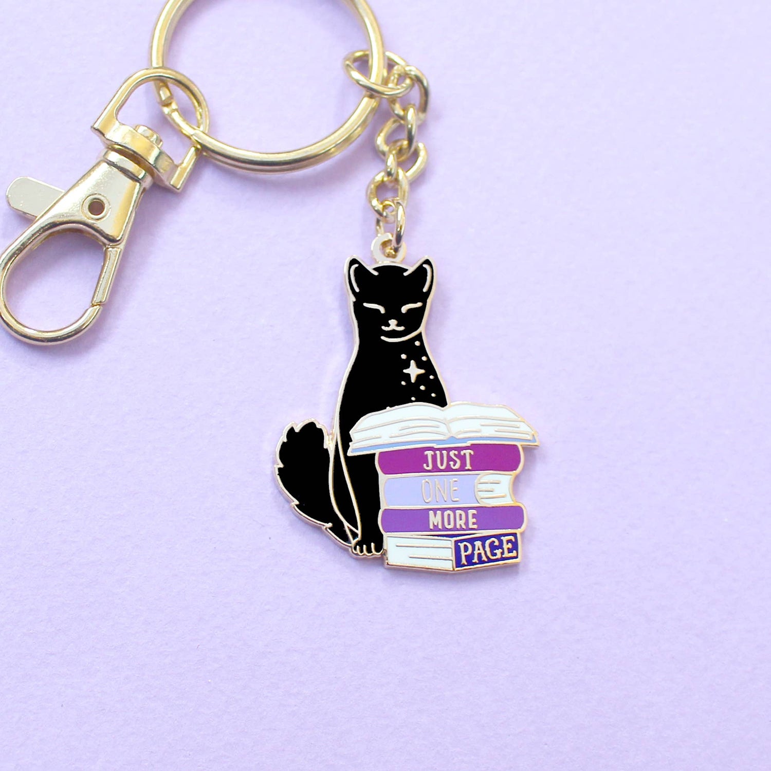 Porte-clé doré – Chat noir & livres "Juste une page de plus"