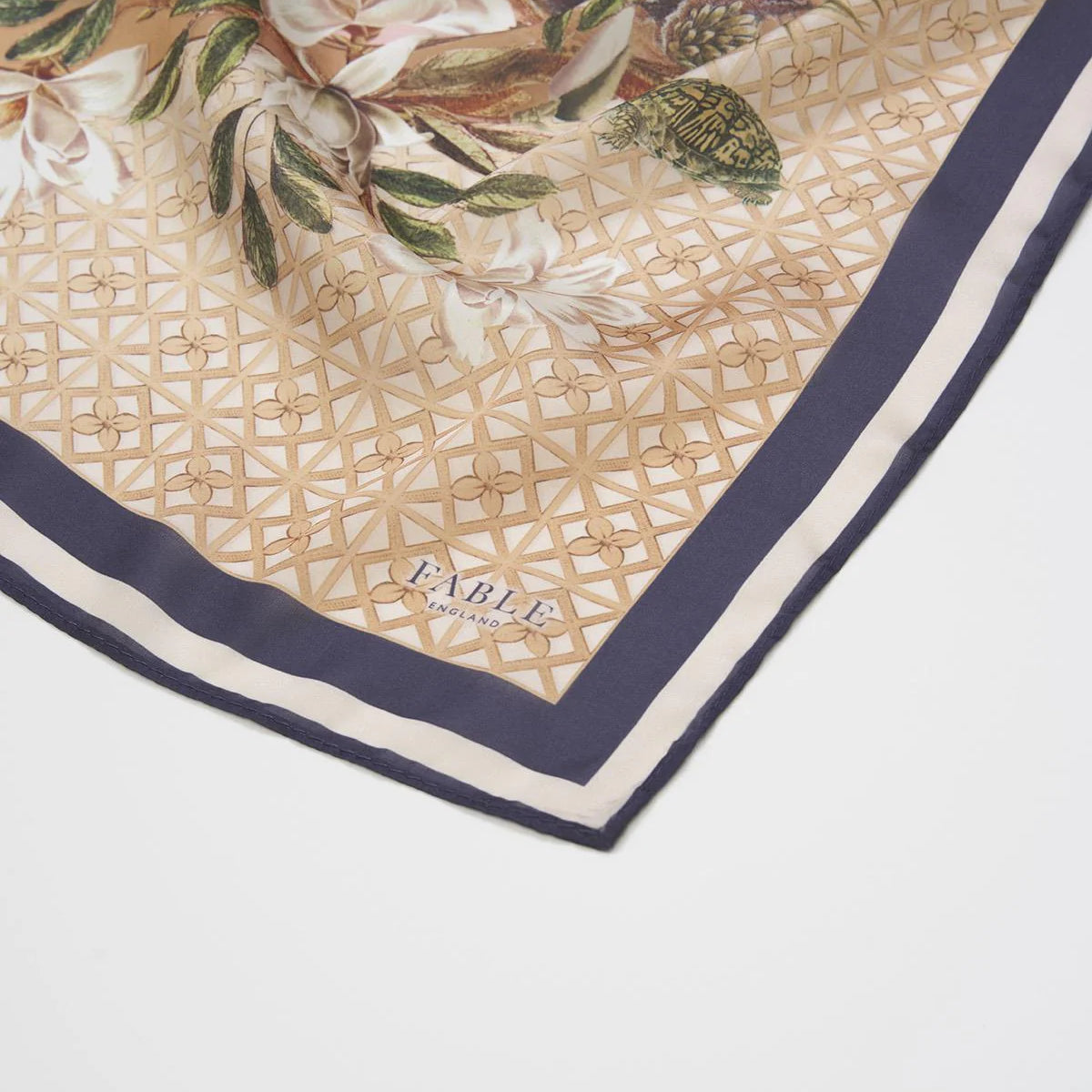 Foulard Fable England – Motifs du Pays des Merveilles de Alice