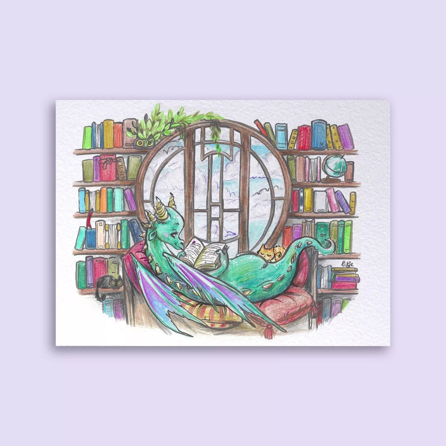 Carte postale Dragon lecteur dans sa bibliothèque