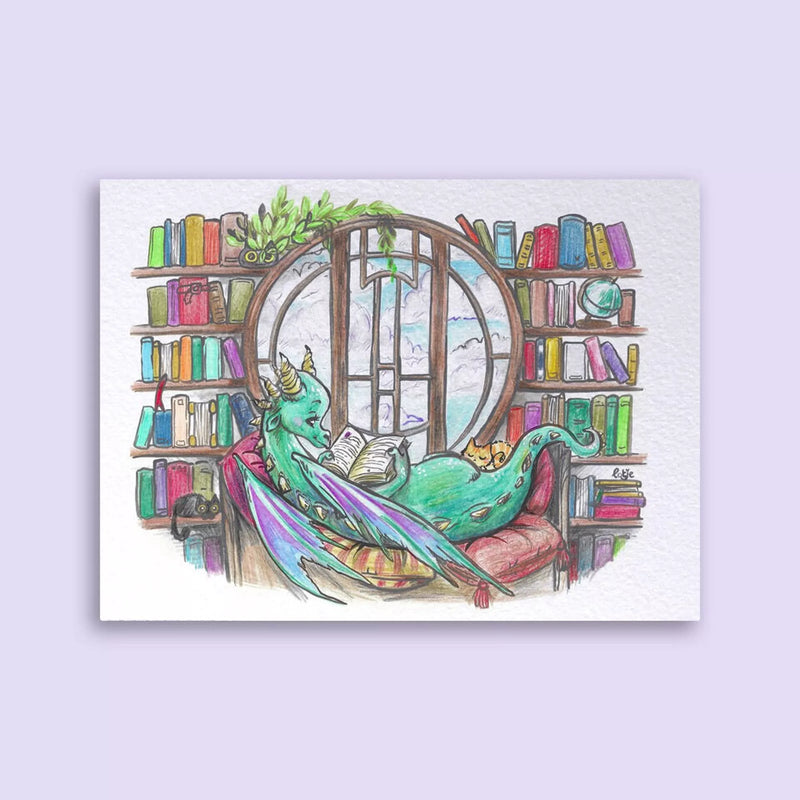 Carte postale Dragon lecteur dans sa bibliothèque