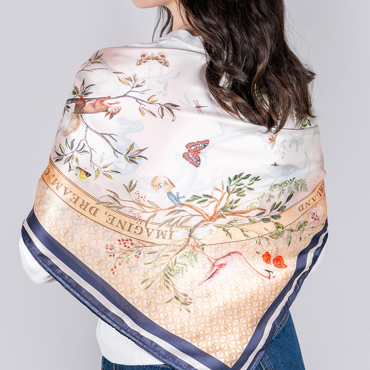 Foulard Fable England – Motifs du Pays des Merveilles de Alice