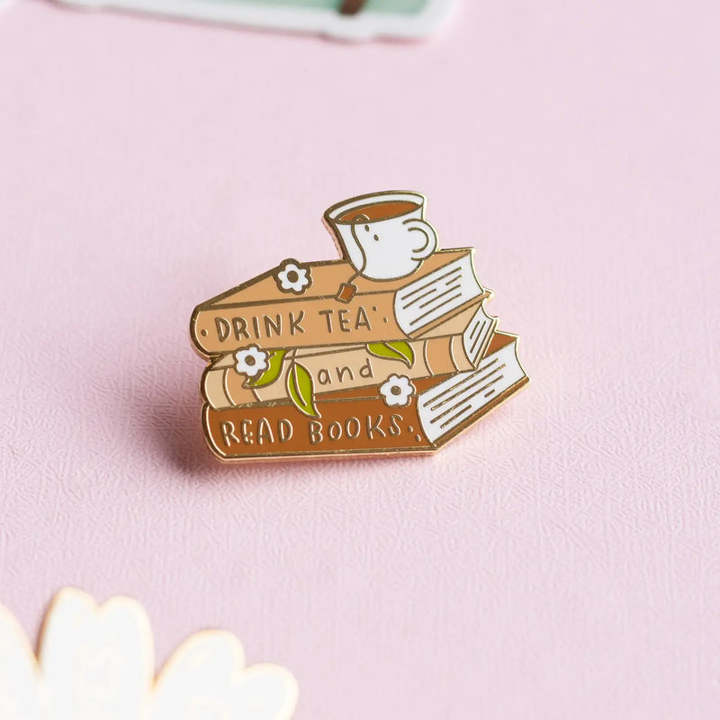 Pin’s émaillé "Drink Tea and Read Books" (Boire du thé et lire des livres)