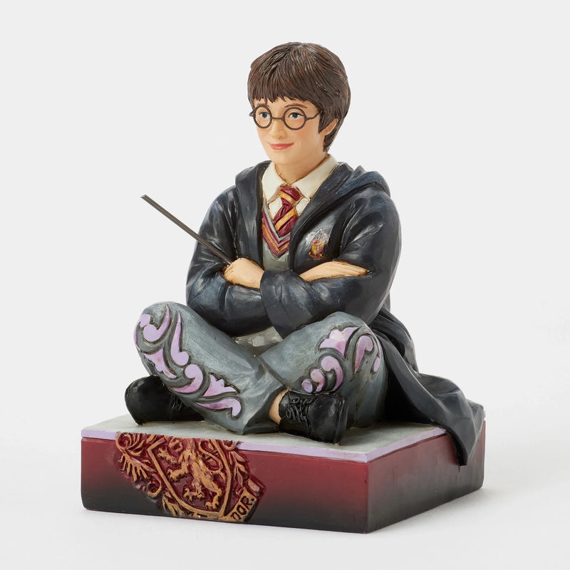 Figurine Harry Potter assis avec baguette – Collection Jim Shore