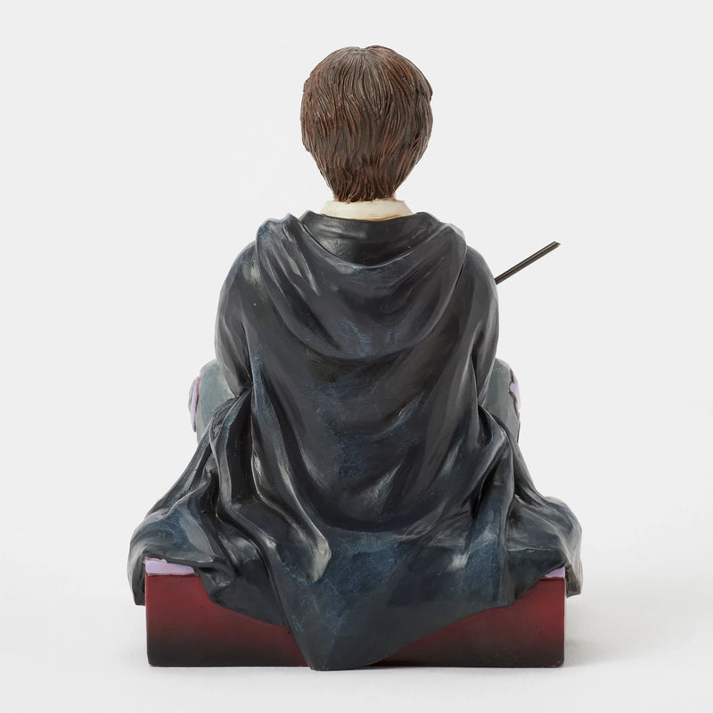 Figurine Harry Potter assis avec baguette – Collection Jim Shore