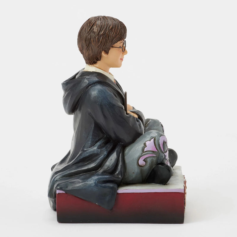 Figurine Harry Potter assis avec baguette – Collection Jim Shore