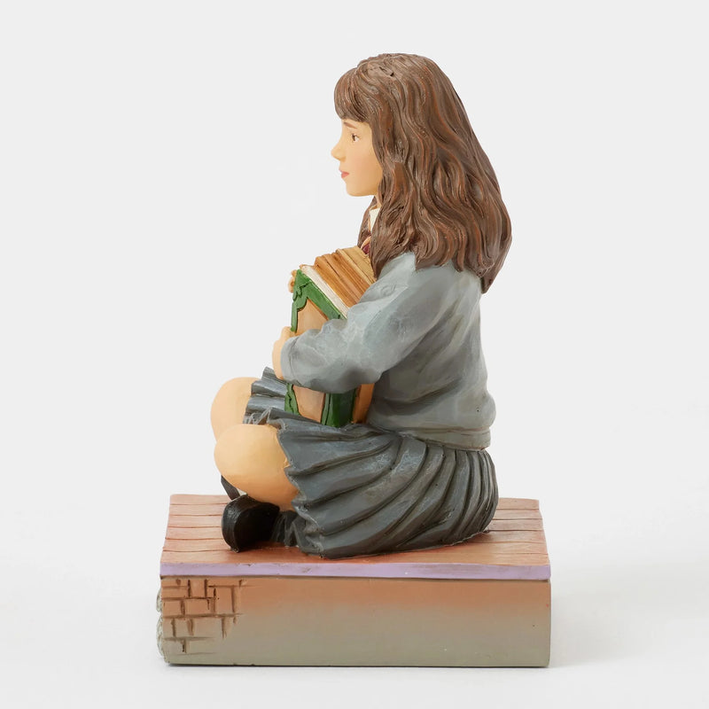 Figurine Harry Potter by Jim Shore – Hermione Granger assise avec ses livres