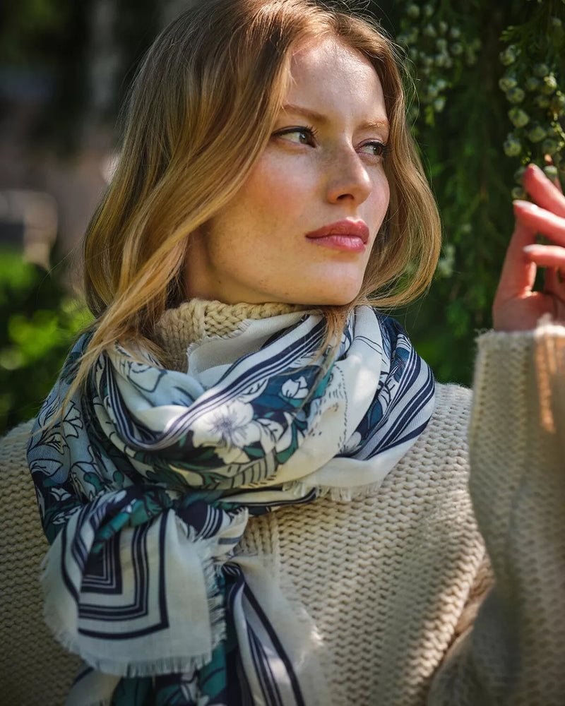 Écharpe Solara Tales – Écharpe hivernale ours blanc et sapin géant – Fable England