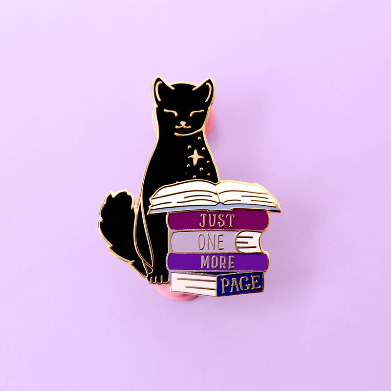 Pin's  – Chat noir et pile de livres violets – “Just One More Page”