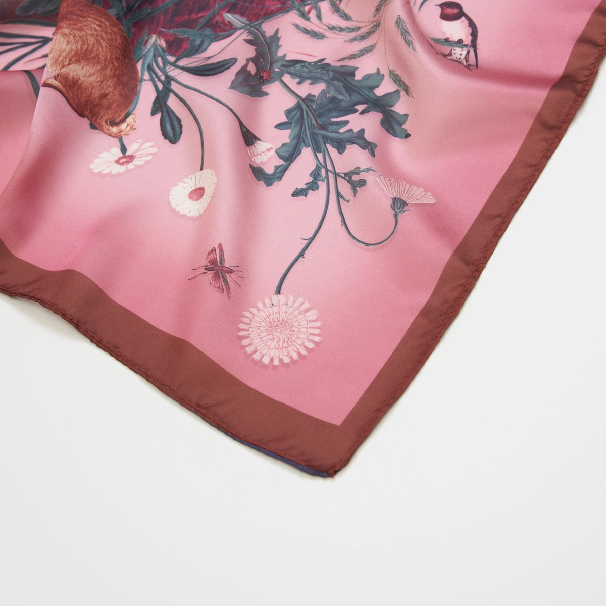 Foulard Fable England – Aube rose & univers bucolique, faune et flore délicates