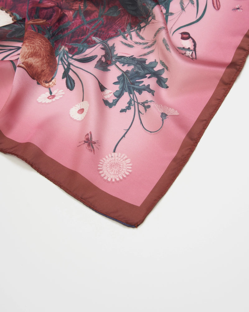Foulard Fable England – Aube rose & univers bucolique, faune et flore délicates
