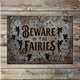 Plaque en métal style vintage - Attention aux fées