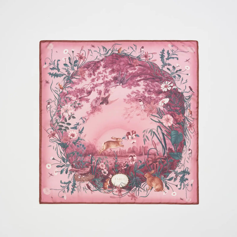Foulard Fable England – Aube rose & univers bucolique, faune et flore délicates