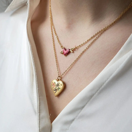 Collier Fable England – Médaillon Cœur fleuri et hirondelles en plaqué or