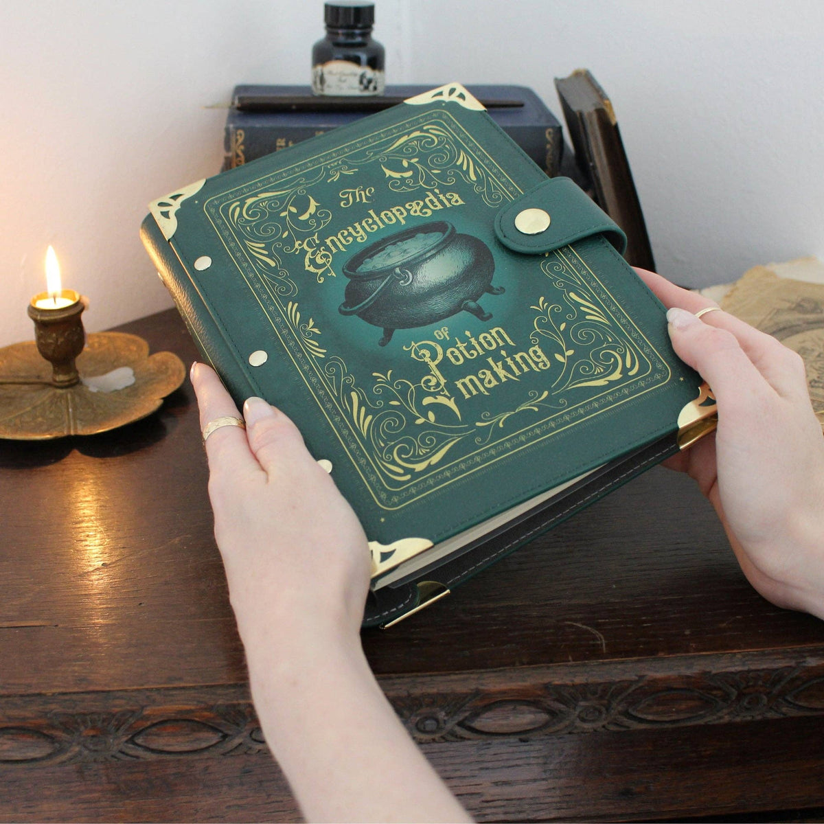 Carnet classeur L’Encyclopédie de la Fabrication de Potions – Journal rechargeable vert – Cuir vegan