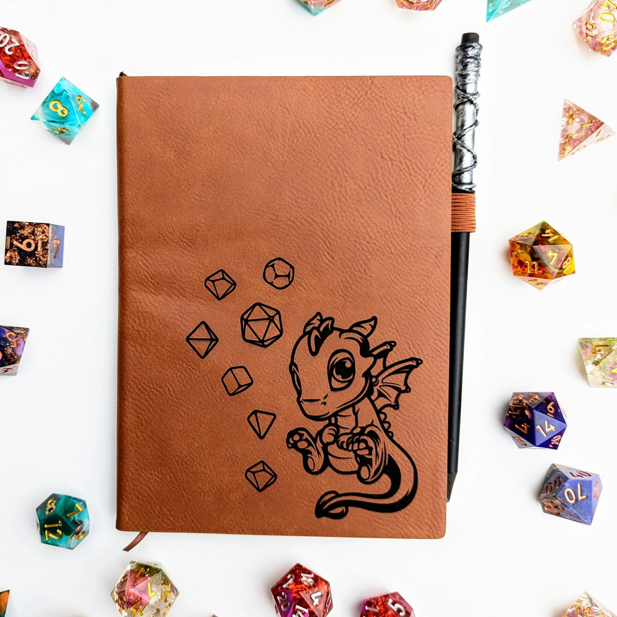 Carnet à pois avec Dragon et dés en cuir vegan