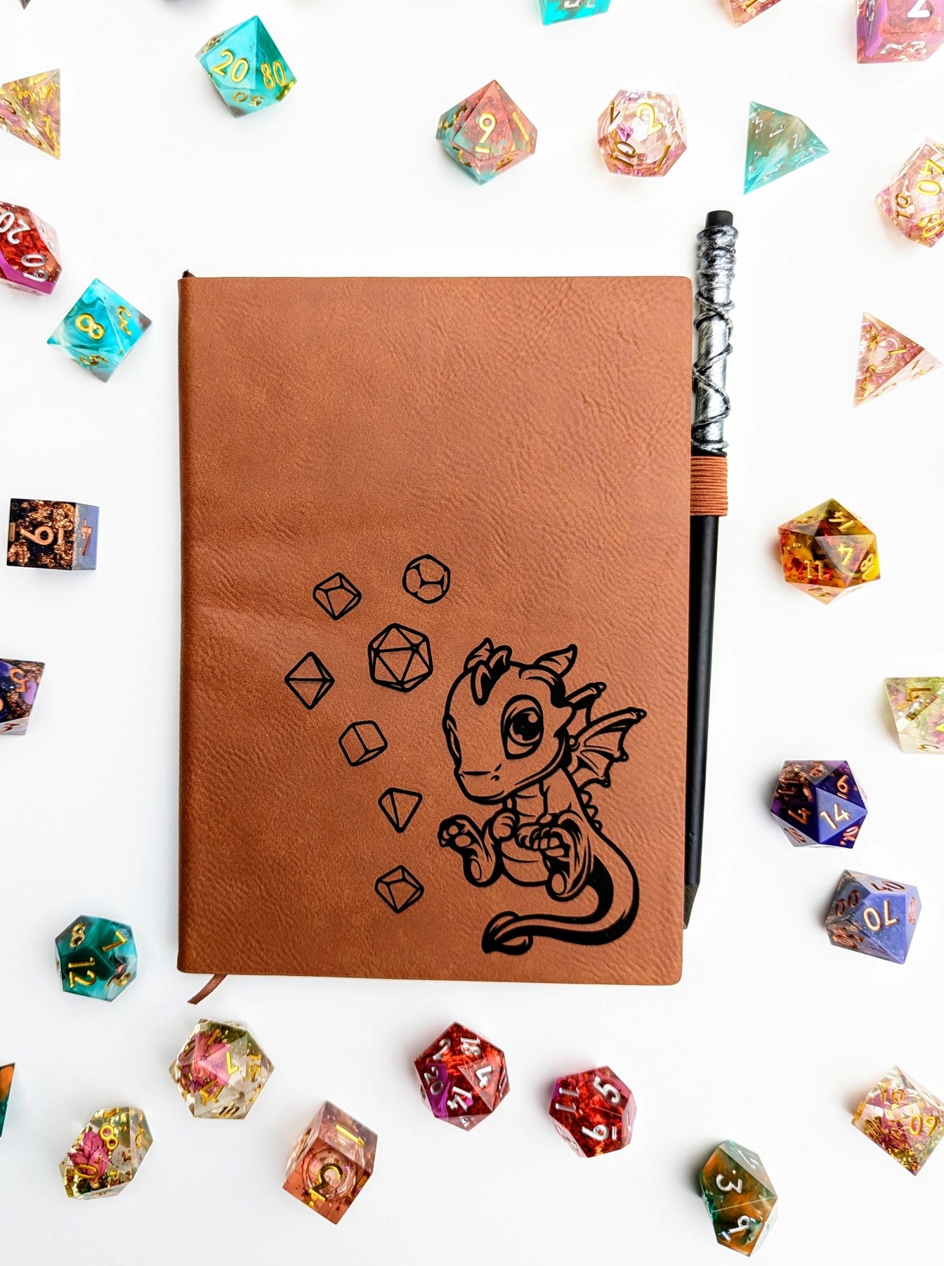 Carnet à pois avec Dragon et dés en cuir vegan